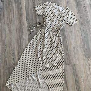 NWOT women’s wrap type dress. Off-white with black diamond pattern size medium